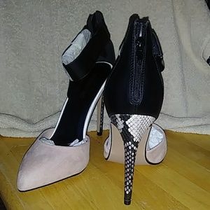 Ladies pointed toe pumps